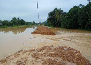 KEADAAN ban pecah menyebabkan air melimpahi tebing dan memasuki kediaman penduduk di Kampung Seri Tanjung, Dengkil, Selangor. - UTUSAN/MOHD HUSNI MOHD NOOR