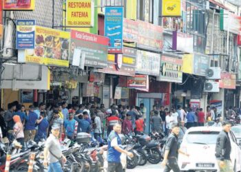 KEBANJIRAN warga asing di Jalan Silang, Kuala Lumpur adalah satu fenomena biasa pada hujung minggu dan cuti umum.