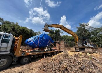 BANGKAI helikopter yang terhempas di Hutan Simpan Chikus berhampiran Kampung Kenangan, Bidor, Tapah, Perak, dibawa keluar dari lokasi nahas semalam. - IHSAN PDRM