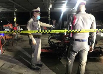 POLIS memeriksa lokasi kejadian seorang lelaki ditembak rakan sekerjanya di daerah Phrom Phiram, Bangkok semalam. - Bangkok Post