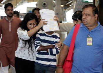 KANAK-KANAK lelaki warga Bangladesh yang ditemui dalam kontena dihantar pulang di KLIA, Sepang, Selangor. - UTUSAN/FAISOL MUSTAFA