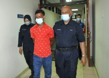 KHAN Obaydul (tengah) dikenakan hukuman denda RM3,000 atas kesalahan memberi rasuah kepada anggota polis Mei tahun lalu di Mahkamah Sesyen Ipoh, Perak, hari ini. - UTUSAN/MUHAMAD NAZREEN SYAH MUSTHAFA
