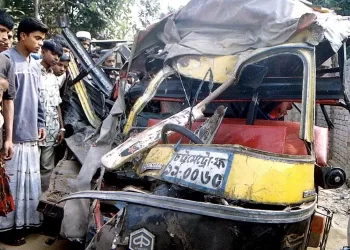 KEMALANGAN membabitkan bas kerap berlaku di Bangladesh. -AFP