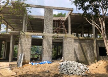 Sebuah banglo terbengkalai di Pahang yang dipercayai mempunyai kaitan dengan siasatan terhadap eksekutif muda yang disyaki terlibat dalam kes rasuah melibatkan projek GLC bernilai lebih  RM2.3 bilion.