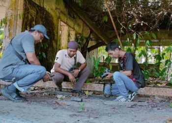 MOHAMAD Syahid Mohamad Fikri (kanan) dan rakannya melihat peralatan yang dipercayai digunakan untuk melakukan aktiviti pemujaan di sebuah banglo lama di Bagan Serai. - UTUSAN/UTUSAN/WAT KAMAL ABAS