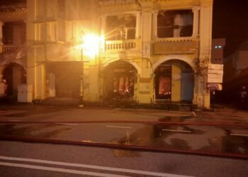 SEBUAH bangunan lama di Jalan Dr. Krishnan, Seremban musnah dalam kejadian kebakaran yang berlaku, awal pagi tadi.-IHSAN BOMBA
