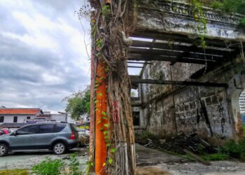 SEBUAH bangunan usang dan terbiar di tengah bandar Seremban yang sedikit sebanyak menjejaskan pandangan dan imej bandar Seremban.-UTUSAN/MOHD. SHAHJEHAN MAAMIN.