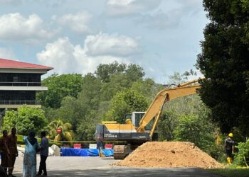 BEBERAPA pekerja syarikat pembersihan melakukan kerja-kerja pembersihan di lokasi kejadian berhampiran bangunan Akademi Suruhanjaya Pencegahan Rasuah Malaysia (MACA) di Persiaran Tunku Syed Sirajuddin, Kuala Lumpur.