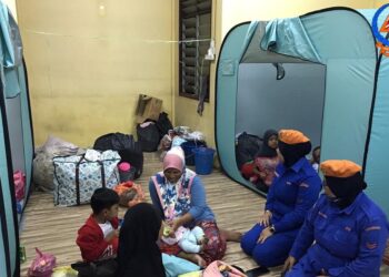 SEBAHAGIAN mangsa banjir yang telah ditempatkan di PPS SK Tok Deh, Rantau Panjang, Kelantan. - IHSAN APM
