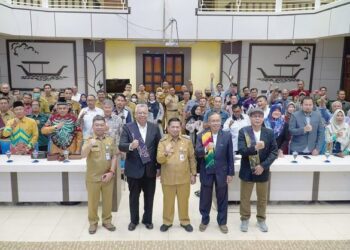 IBNU Sina (berdiri, depan tengah) dan Dr. Azhar Yahya (berdiri, depan dua dari kanan) ketika menyertai Kongres Budaya Banjar di Banjarmasin, Indonesia, baru-baru ini.