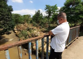 CHE Zakaria Mohd. Salleh meninjau keadaan Sungai Masai yang menyebabkan banjir kilat berlaku di Kampung Masjid dan kawasan berdekatan di Masai, Pasir Gudang, Johor. -UTUSAN/KHAIRUL MOHD ALI