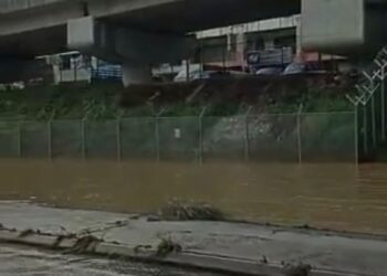 TANGKAP layar video dimuat naik pengguna Facebook memaparkan kawasan Seri Kembangan, Serdang dinaiki air akibat hujan lebat petang ini.