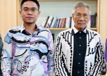 AMMAR Suhaimi (kiri)  menawarkan diri untuk memberi sumbangan kepada kerajaan bagi mengatasi masalah banjir yang semakin kerap melanda di beberapa tempat dalam negara.