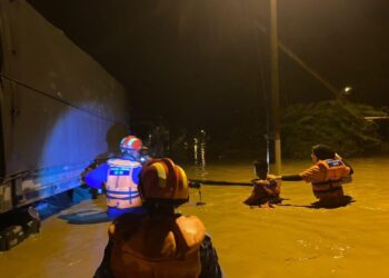 PASUKAN menyelamat melakukan operasi pemindahan mangsa banjir kilat di Kampung Telok, Mukim Binjal di Kubang Pasu, malam tadi.