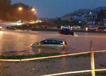 BEBERAPA kenderaan terkandas dalam banjir kilat di hadapan Ibu Pejabat Polis Daerah (IPD) Gua Musang di Bandar Baru, Gua Musang, Kelantan semalam. - IHSAN/MEDIA SOSIAL