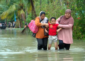 MUHYIDDIN Yassin meminta peruntukan untuk ahli Parlimen disegerakan bagi membantu mangsa-mangsa banjr di kawasan masing-masing. – UTUSAN/SHAIKH AHMAD RAZIF