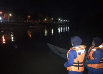 ANGGOTA APM Daerah Pasir Mas membuat pemantauan paras air di Sungai Golok, Rantau Panjang, Kelantan. - IHSAN APM PASIR MAS