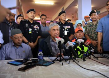 AHMAD Zahid Hamidi (tengah) dalam sidang akhbar di PPS Sekolah Kebangsaan Gual To' Deh, Rantau Panjang, Kelantan. - UTUSAN/KAMARUL BISMI KAMARUZAMAN