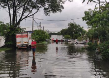 KEADAAN banjir kilat yang melanda kawasan perumahan Jalan Mohd. Yasmin, Telok Gadong di Klang, Selangor, hari ini.