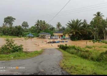 Banjir kilat yang  menenggelami sebuah jambatan kecil di sebatang jalan masuk ke kawasan rumah penduduk di Kampung Keledek di Lipis, Pahang. -IHSAN BALAI BOMBA KUALA LIPIS