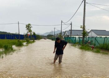 MOHD. YUSOF Musa menunjukkan banjir kilat di Taman Makmur Karak Setia di Bentong, Pahang yang berlaku pada 13 April lalu.