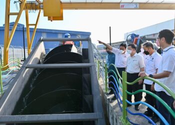 CHOW KON YEOW  (tengah) merasmikan rumah pam untuk Rancangan Tebatan Banjir (RTB) Taman Iping di Batu Maung, Pulau Pinang yang telah siap sepenuhnya.