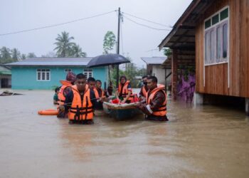 JABATAN dan  agensi berkaitan melakukan persiapan awal menghadapi musim tengkujuh di seluruh Terengganu. - UTUSAN/PUQTRA HAIRRY ROSLI