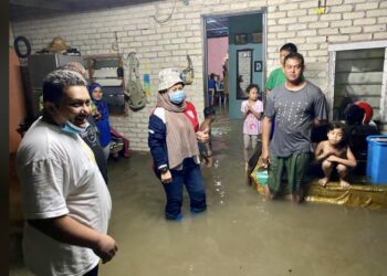 AHLI Dewan Undangan Negeri  Pauh, Rozieana Ahmad (tengah) meluangkan masa melawat rumah mangsa banjir sebelum mereka dipindahkan di Arau, Perlis kelmarin. – UTUSAN/MOHD. HAFIZ ABD. MUTALIB