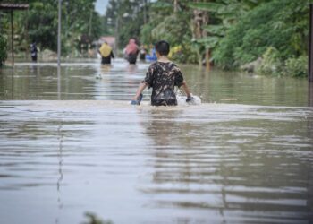 KEADAAN banjir yang berlaku di Kampung Bangi, Selangor. - UTUSAN/FAIZ ALIF ZUBIR
