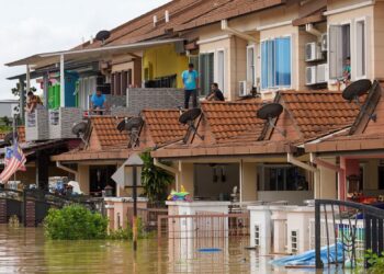 Nilai hartanah seperti di Taman Sri Muda di Shah Alam  bakal merudum kesan dilanda banjir bulan lalu. - UTUSAN/SHIDDIEQIIN ZON