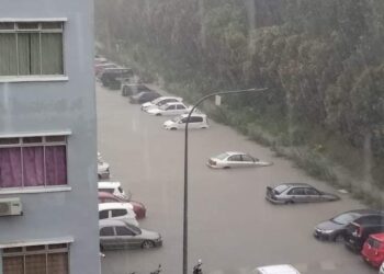 LEBIH 10 kereta ditenggelami air di sebuah pangsapuri di Kota Warisan, Dengkil. Selangor susulan banjir kilat. - GAMBAR IHSAN PEMBACA

Pix ihsan pembaca