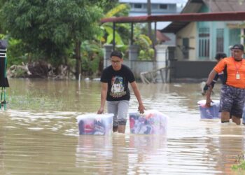 PENDUDUK di Kampung Cemperai Dengkil, Selangor turut terkesan banjir. - UTUSAN/FAISOL MUSTAFA