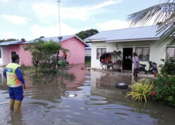 BEBERAPA lokasi sekitar Taman Desa Sri Banang, Batu Pahat dinaiki air ekoran fenomena air pasang hari ini. - FOTO/MOHAMAD FAHD RAHMAT