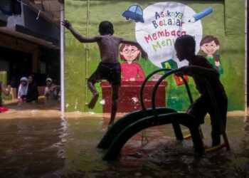 BEBERAPA unit kejiranan di Jakarta dinaiki air susulan limpahan Sungai Ciliwung. - AGENSI