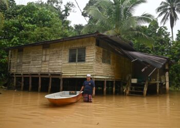MHD. Sarip Jusoh memeriksa sampan untuk  persediaan menghadapi banjir di Kampung Paloh Nyior, Kuala Berang, Hulu Terengganu hari ini. - UTUSAN/PUQTRA HAIRRY ROSLI