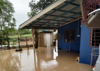 SEBUAH rumah penduduk dilimpahi air Sungai Siam melibatkan keluarga berkenaan berpindah di PPS SMK Pusat Perkhidmatan Pertanian Tun Razak Tekam di Jerantut, Pahang. - FOTO APM JERANTUT