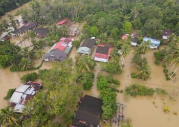 Pemandangan  dari udara menunjukkan rumah penduduk di Kampung Pak Itam, Pasir Mas, Kelantan masih ditenggelami air setinggi tiga meter, semalam. Banjir disebabkan limpahan air Sungai Golok. – UTUSAN/ZULHANIFA SIDEK