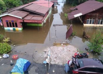 KEADAAN rumah penduduk dilanda banjir di Bagan Serai ketika tinjauan hari ini. - UTUSAN/WAT KAMAL ABAS