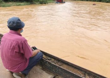 PENEMPATAN penduduk di pinggir Sungai Galas di Gua Musang, Kelantan dilanda banjir kilat akibat limpahan sungai tersebut baru-baru ini. - UTUSAN/AIMUNI TUAN LAH