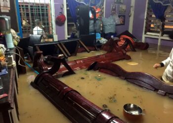 KEADAAN sebuah rumah yang dimasuki air akibat hujan lebat berterusan di Kampung Sentosa, Masai, Pasir Gudang, Johor. - UTUSAN/RAJA JAAFAR ALI