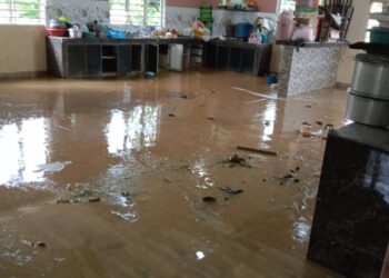 KEADAAN rumah Muhammad Radzi selepas dinaiki air akibat banjir kilat di Kampung Sri Tanjung, Dengkil, Selangor.