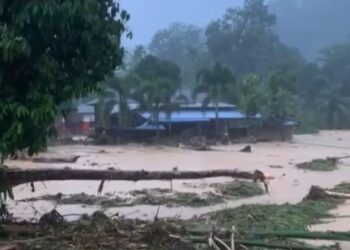 KEADAAN banjir yang melanda salah sebuah kampung akibat hujan lebat di Kupang, Baling, Kedah.