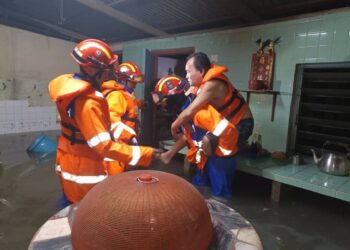 ANGGOTA APM Daerah Kuala Muda mendukung Phua Ah Soon yang kudung sebelah kaki ketika menyelamatkan lelaki itu dalam banjir kilat di Kampung Air Mendidih, Sungai Petani, Kedah.
