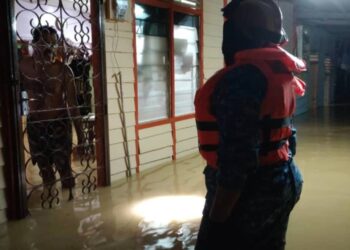 Anggota APM meninjau keadaan banjir kilat di Kampung Laut, Skudai, Johor. - GAMBAR IHSAN APM JOHOR
