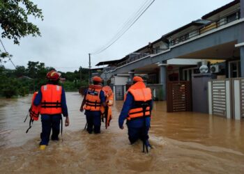 MANGSA banjir di Melaka terus meningkat berikutan hujan lebat yang melanda semalam dan awal pagi tadi.