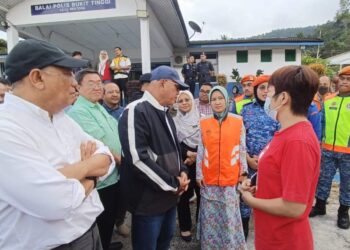 WAN ROSDY Wan Ismail (tengah) melawat penduduk di Kampung Bukit Tinggi di Bentong, Pahang selepas mereka dikejutkan dengan kejadian banjir lumpur semalam. - FOTO/AZIZAH SHAFIEI