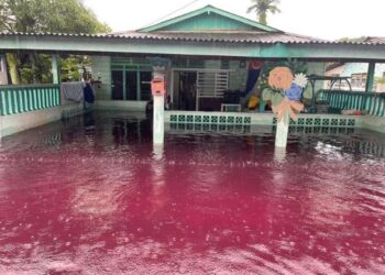 KEADAAN ‘banjir merah’ yang menggemparkan penduduk di Kampung Seri Jaya Baru, Tampoi di Johor Bahru.