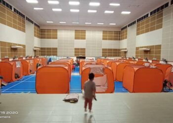 PUSAT pemindahan sementara di Dewan Semai Bakti, Ijok, Selama dibuka petang tadi untuk menempatkan mangsa banjir. - GAMBAR IHSAN APM