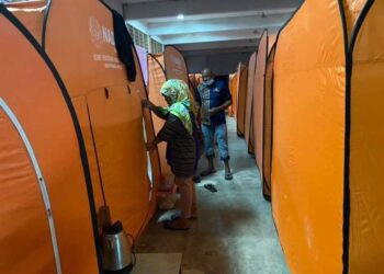 BEBERAPA mangsa banjir yang ditempatkan di Pusat Pemindahan Sementara (PPS) Sekolah Menengah Kebangsaan (SMK) Seri Semantan, Mentakab di Temerloh, Pahang. - IHSAN APM PAHANG