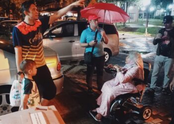 NORAISHAH bertanya khabar penduduk yang terbabit banjir kilat di Jalan A1, Presint 11, Putrajaya. - UTUSAN/MOHD HUSNI MOHD NOOR